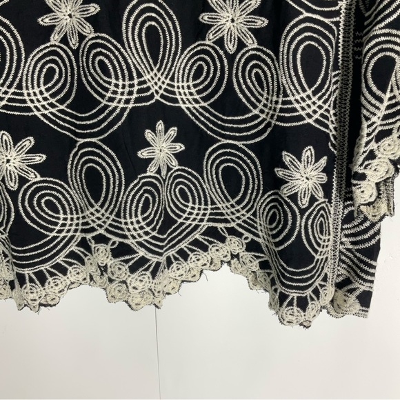 Very J Black White Embroidery Scalloped Hem/Sleeves Floral Round Neck Blouse M/L - Picture 7 of 14